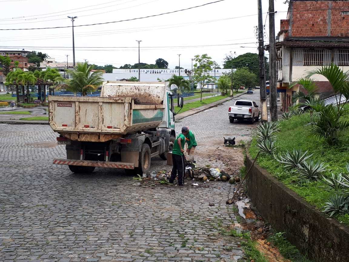 Prefeito se reúne com Secretarias e Defesa Civil para avaliar danos causados pela ventania e chuvas